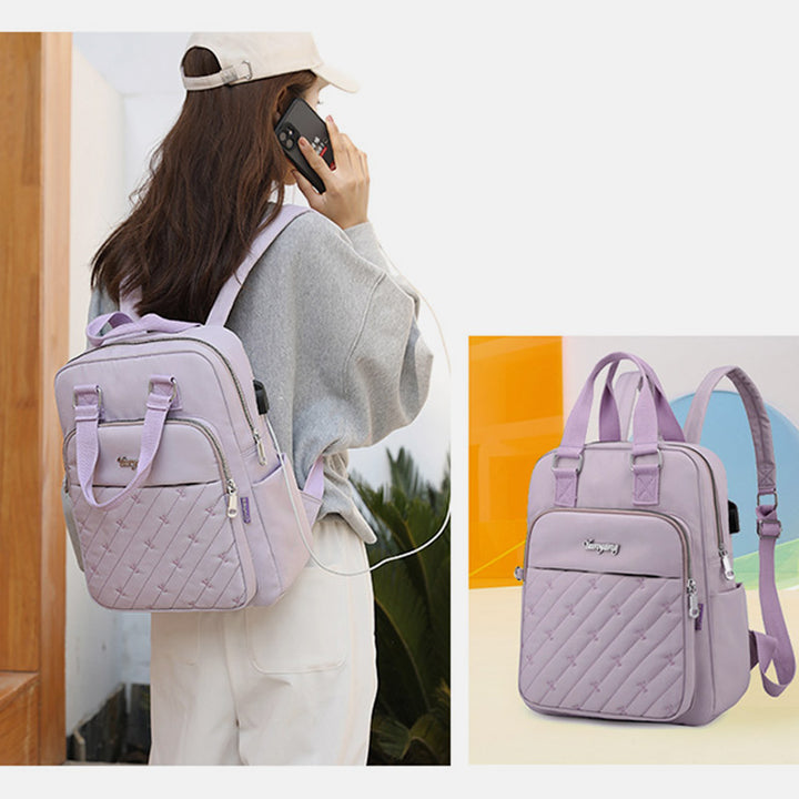 Leichter Rucksack mit Prägestickerei und USB-Ladeanschluss