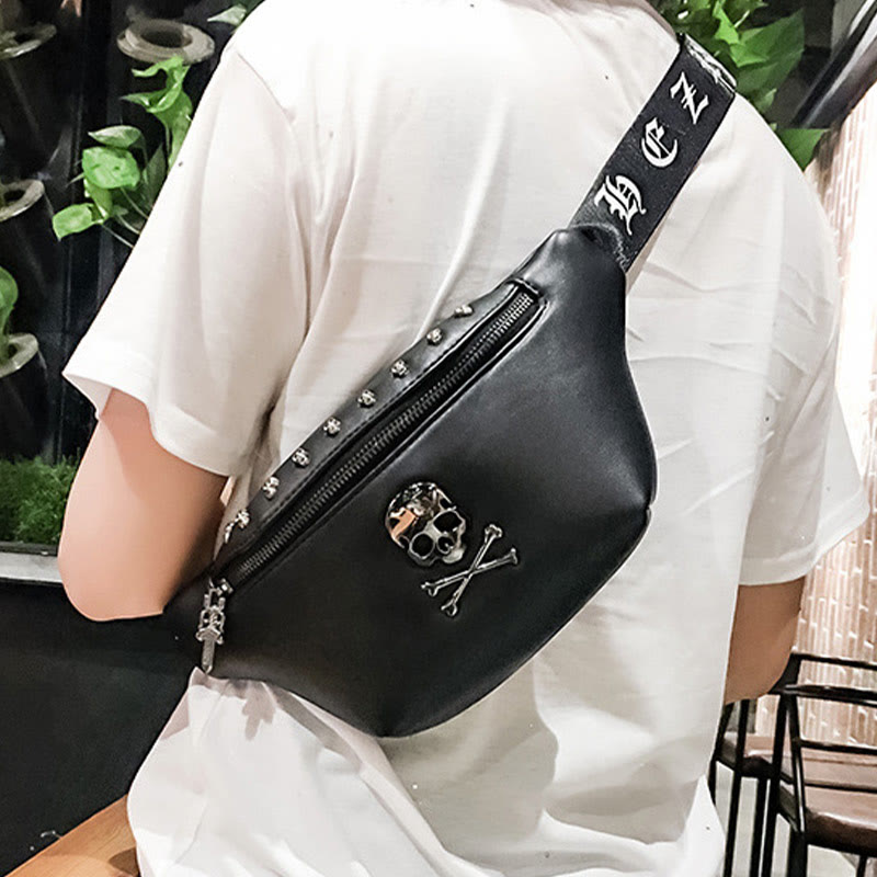 Gürteltasche im Punk-Stil mit Totenkopf und Nietengürtel, Brusttasche