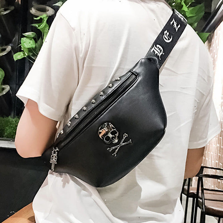 Gürteltasche im Punk-Stil mit Totenkopf und Nietengürtel, Brusttasche