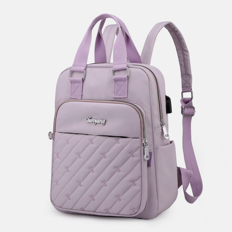 Leichter Rucksack mit Prägestickerei und USB-Ladeanschluss