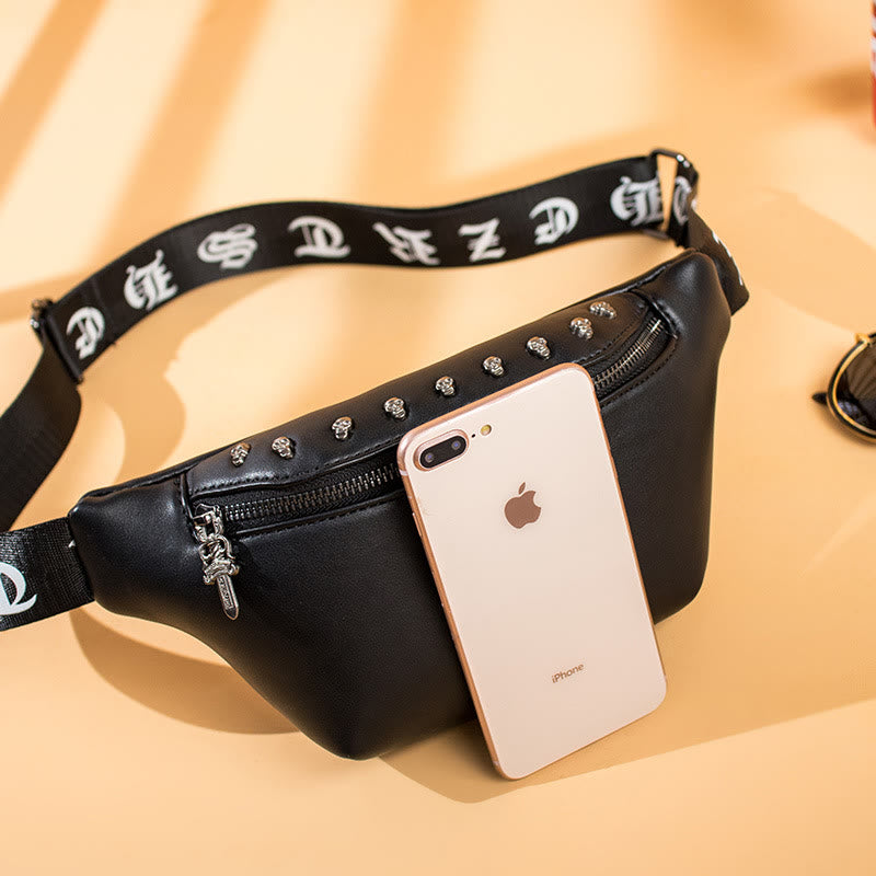 Gürteltasche im Punk-Stil mit Totenkopf und Nietengürtel, Brusttasche