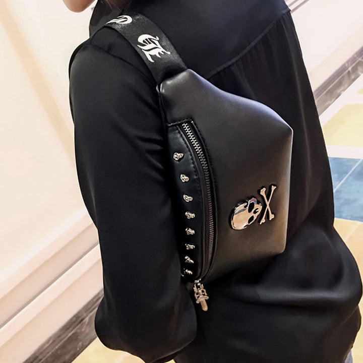 Gürteltasche im Punk-Stil mit Totenkopf und Nietengürtel, Brusttasche
