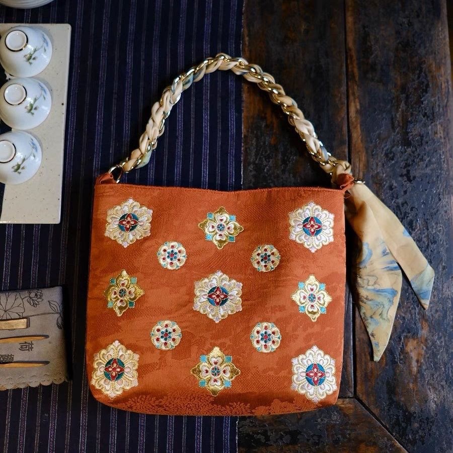 Bestickte Blumenhandtasche für Damen, helle Farbe, weiche Unterarmtasche