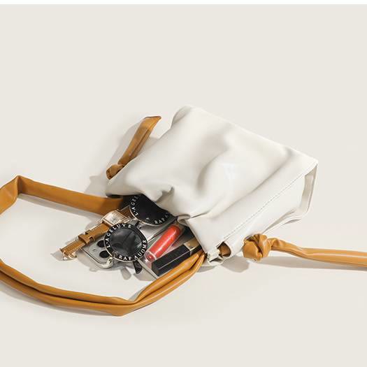 Elegante Umhängetasche für Damen aus weichem Leder mit Wolkenmuster