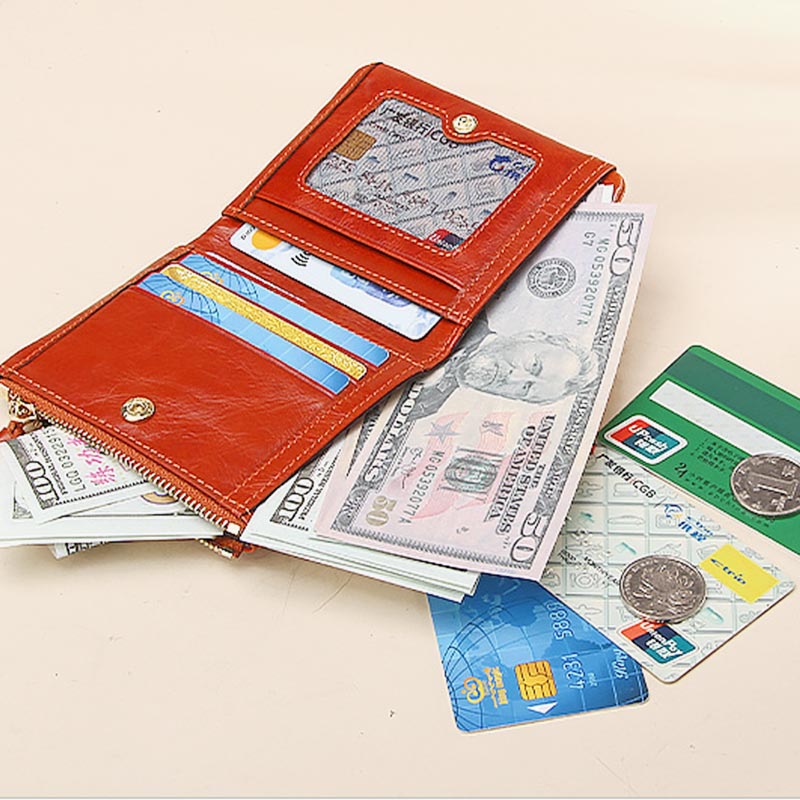 Kurze Handtasche aus echtem Leder mit Stickerei im Vintage-Stil und langen Schlitzen