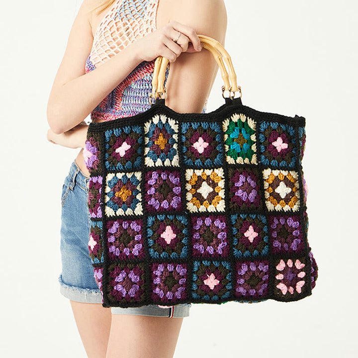 Gestrickte Handtasche mit Blumen-Patchwork-Muster und Bambusgriff