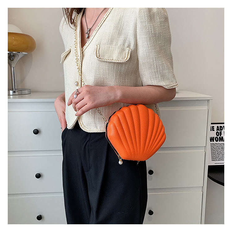 Umhängetasche für Damen mit Muschelmuster und Lederstruktur