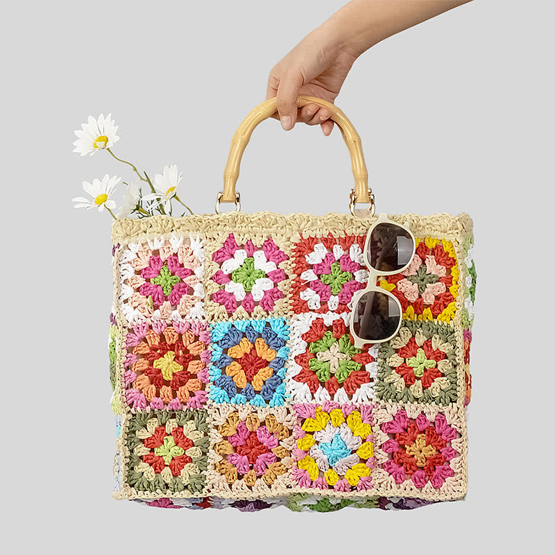 Gestrickte Handtasche mit Blumen-Patchwork-Muster und Bambusgriff