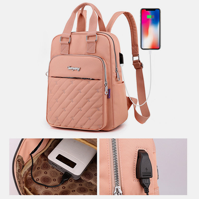 Leichter Rucksack mit Prägestickerei und USB-Ladeanschluss