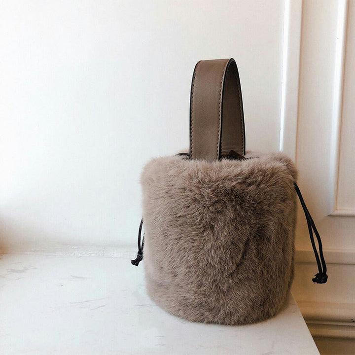 Handtasche mit Kordelzug für Damen, minimalistische Beuteltasche aus Kunstpelz