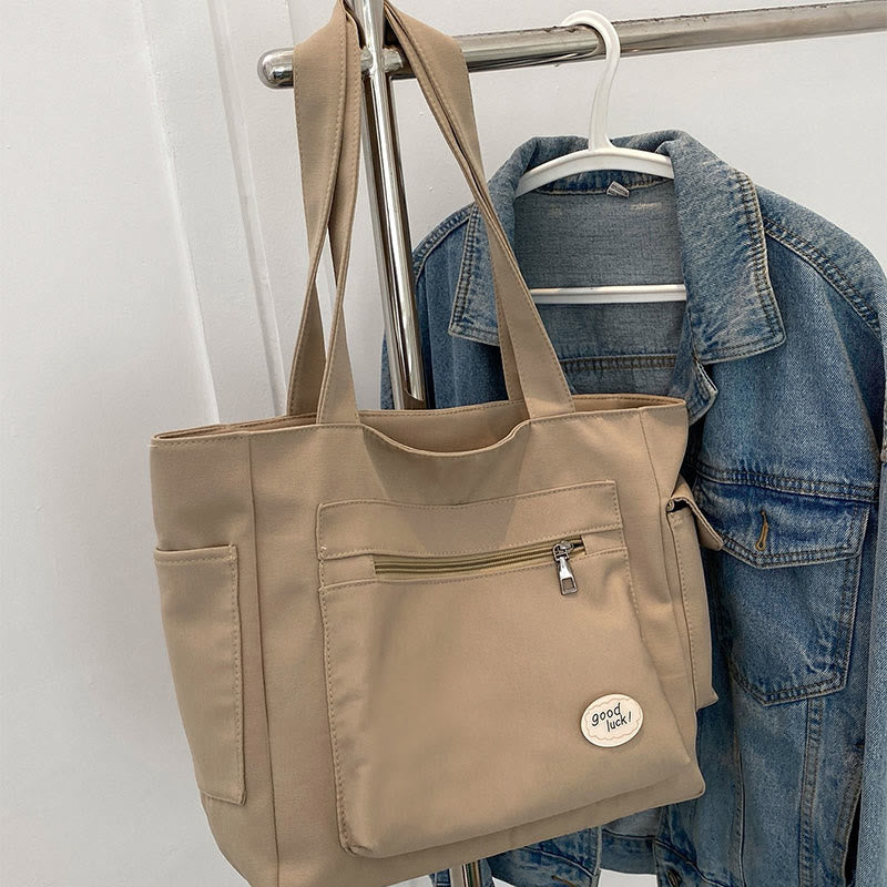 Tragetasche für Damen, schlichte Schultertasche mit Abzeichen-Dekor