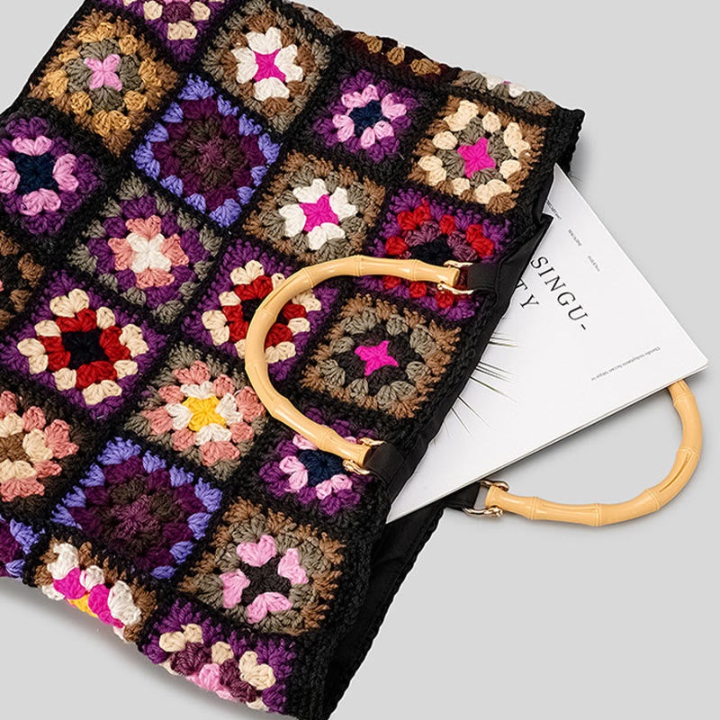 Gestrickte Handtasche mit Blumen-Patchwork-Muster und Bambusgriff
