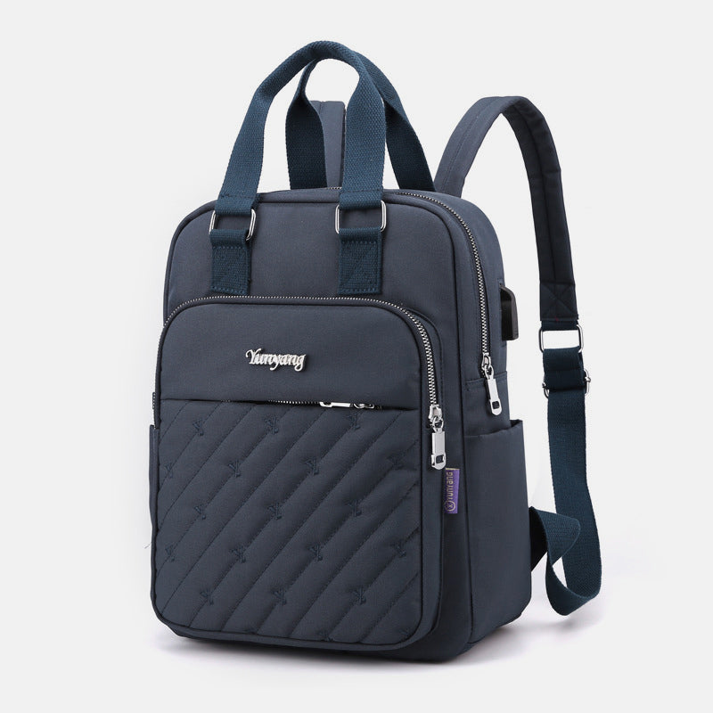 Leichter Rucksack mit Prägestickerei und USB-Ladeanschluss