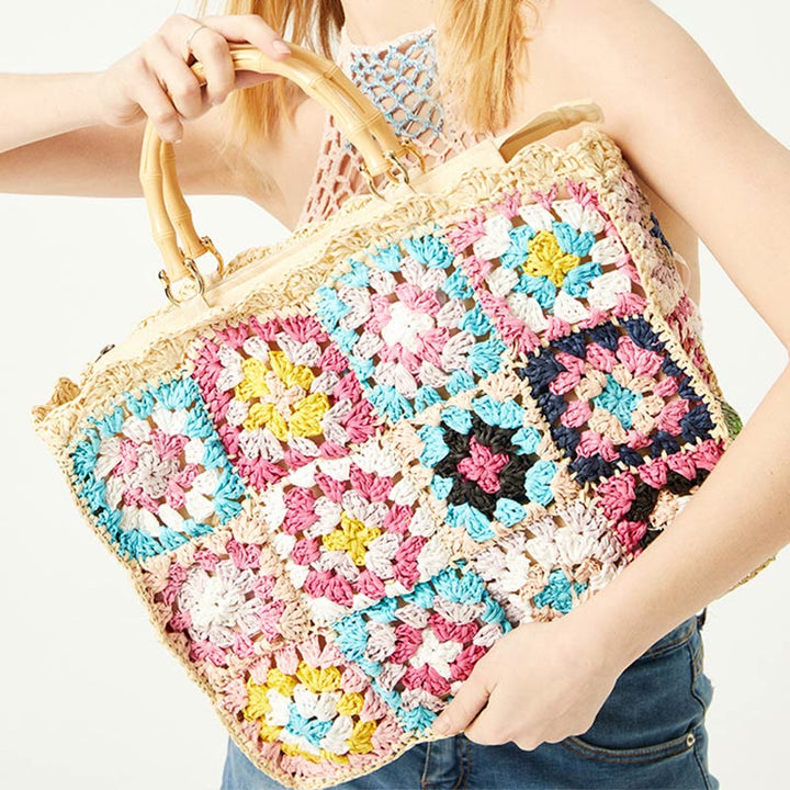 Gestrickte Handtasche mit Blumen-Patchwork-Muster und Bambusgriff
