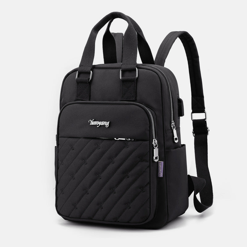 Leichter Rucksack mit Prägestickerei und USB-Ladeanschluss