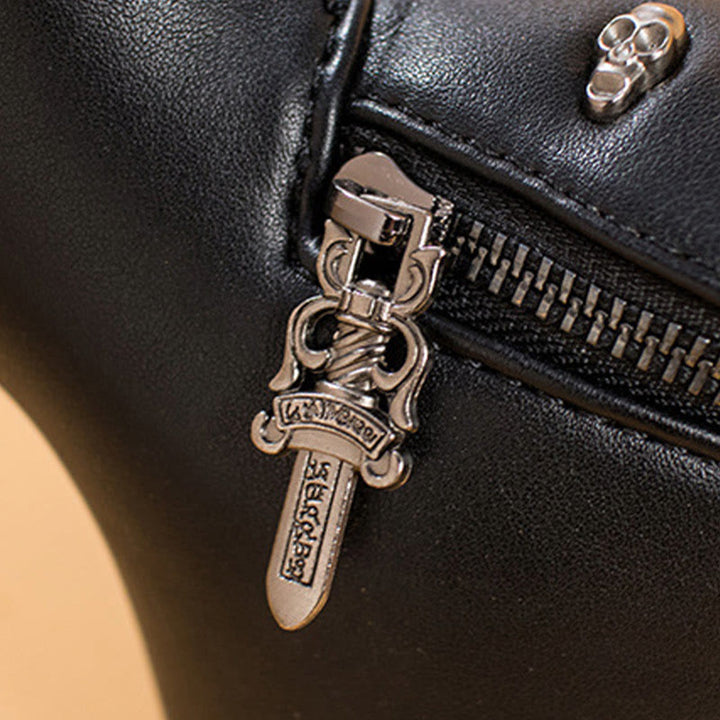 Gürteltasche im Punk-Stil mit Totenkopf und Nietengürtel, Brusttasche