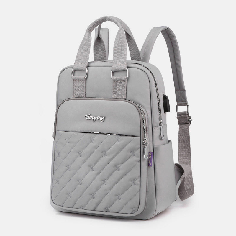 Leichter Rucksack mit Prägestickerei und USB-Ladeanschluss