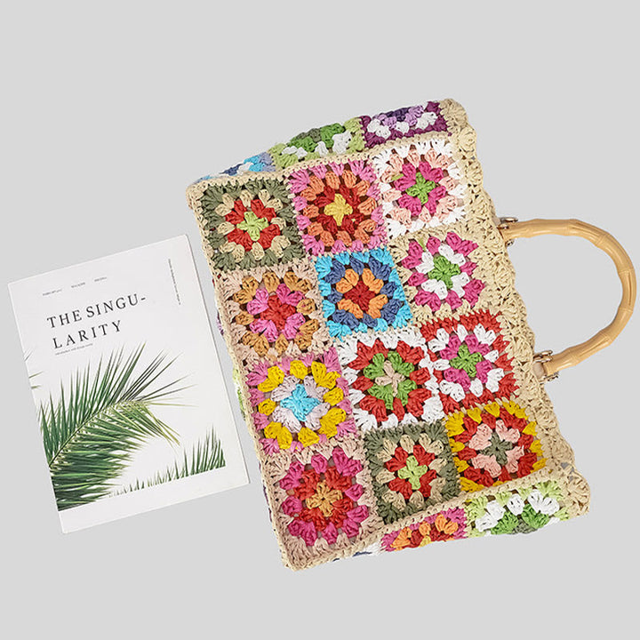 Gestrickte Handtasche mit Blumen-Patchwork-Muster und Bambusgriff