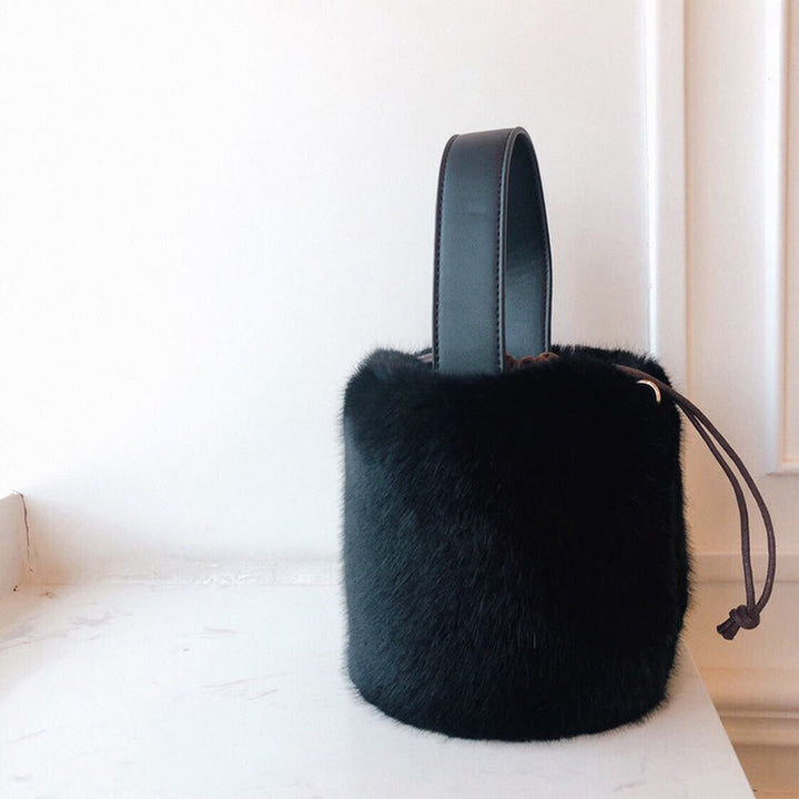 Handtasche mit Kordelzug für Damen, minimalistische Beuteltasche aus Kunstpelz