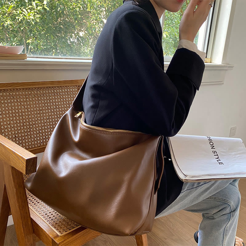 Damen Handtasche aus weichem Leder mit breiten Riemen, Vintage-Umhängetasche
