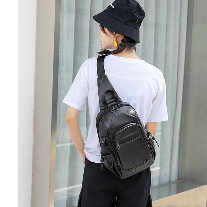 Kleine schwarze Sling-Umhängetasche für Damen und Herren, Tagesrucksack mit USB-Ladegerät