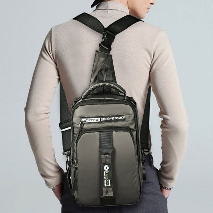 Wasserdichte, großvolumige Schultertasche mit mehreren Tragemöglichkeiten und USB-Ladeanschluss